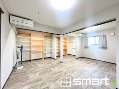 ～自然な風合いの洋室～
・ナチュラルな色彩で纏められた洋室は家具のコーディネートもしやすくなっております。
・どんな家具にするか考えるだけでも楽しくなってきますね。
