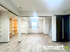 ～収納豊富な洋室～
・各居室に備え付けの収納をご用意。タンスなどを置く場合と比べ出っ張らないので部屋の中を有効のご活用いただけます。
・収納の広さなどぜひ現地でご確認くださいませ。
