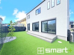 ～人工芝のある綺麗なお庭～
・標準で人工芝を敷設しておりますので、見た目にも綺麗なお庭となっております。
・人工芝の場合雑草が生えてこず、管理が楽なのも嬉しいポイントです。
