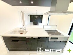 ～憧れのアイランドキッチン～
・デザイン性の高い人気のアイランドキッチンを採用。
・両方向からキッチンにアクセスできるので複数人での作業も楽々。ぜひ現地でその魅力をご体感くださいませ。
