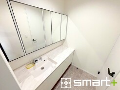 ～大きな鏡を採用した洗面台～
・洗面台は一面の大型鏡を採用する事でホテルライクな仕様に。大型の鏡で朝の準備などもはかどりますね。
・洗面台下のパイプスペースは収納としてご利用可能です。
