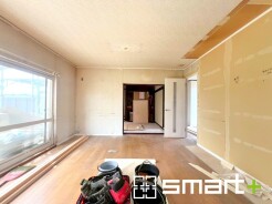 ～ナチュラルな色彩のＬＤＫ～
・自然な風合いの色味で纏められたＬＤＫは家具のコーディネートもしやすくなっております。
・どんなインテリアにするか、考えるだけでも楽しくなりますね。

