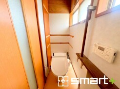 ～人気のタンクレストイレ～
・デザイン性に優れ、スッキリと見えるタンクレストイレを採用。
・節水効果が高く、エコな上に水道代も削減可能。シンプルな形なのでお掃除も楽々です。
