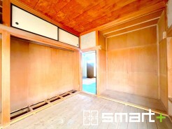 ～収納豊富な洋室～
・各居室に備え付けの収納をご用意。タンスなどを置く場合と比べ出っ張らないので部屋の中を有効のご活用いただけます。
・収納の広さなどぜひ現地でご確認くださいませ。

