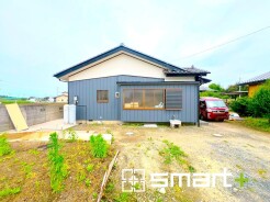 ～和風な外観の邸宅～
・シックな和風の外観のお住まい。心が落ち着く見た目となっております。
・外壁や屋根のリフォームをお考えの方もお気軽にご相談くださいませ。
