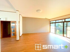 ～穏やかな陽の入るＬＤＫ～
・大きな窓のあるＬＤＫは陽当りも良好で明るい空間となっております。
・ご家族団らんなど過ごす時間の多いＬＤＫが明るいのは嬉しいポイントですね。
