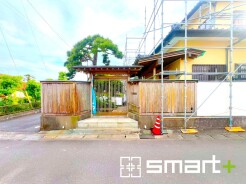 ～和風な外観の邸宅～
・シックな和風の外観のお住まい。心が落ち着く見た目となっております。
・外壁や屋根のリフォームをお考えの方もお気軽にご相談くださいませ。
