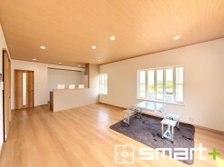 ～ナチュラルな色彩のＬＤＫ～
・自然な風合いの色味で纏められたＬＤＫは家具のコーディネートもしやすくなっております。
・どんなインテリアにするか、考えるだけでも楽しくなりますね。
