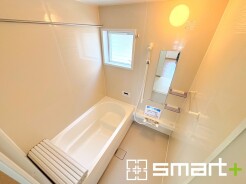 ～暖房乾燥機付きの浴室～
・ヒートショック対策にもなる浴室暖房を標準装備。冬場でも暖かくしてからご入浴が可能です。
・もちろん乾燥機も付いておりますので、雨の日でも洗濯物を干せますよ。
