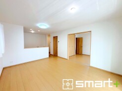 ～家族団らんにピッタリのＬＤＫ～
・日当り良好のＬＤＫは隣接する洋室を開放すると２１帖の広々とした空間になります。
・家事をしながらご家族との会話が楽しめる人気のカウンターキッチンも魅力です。
