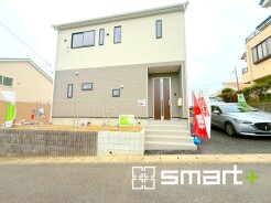 ～明るさを感じる外観～
・外壁は２トーンカラーを採用し、デザイン性に優れた見た目となっております。
・帰宅した際にホッと感じるような飽きのこない外観。ぜひ現地でご確認くださいませ。
(１号棟)