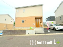 ～明るさを感じる外観～
・外壁は２トーンカラーを採用し、デザイン性に優れた見た目となっております。
・帰宅した際にホッと感じるような飽きのこない外観。ぜひ現地でご確認くださいませ。
