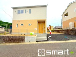 ～明るさを感じる外観～
・外壁は２トーンカラーを採用し、デザイン性に優れた見た目となっております。
・帰宅した際にホッと感じるような飽きのこない外観。ぜひ現地でご確認くださいませ。
