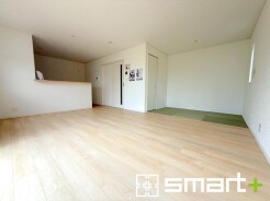 ～家族団らんにピッタリの広々リビング～
・穏やかな陽だまりに包まれる居心地の良いＬＤＫは、ご家族が自然と集まる憩いのスペースになりそうですね。
・３帖のタタミコーナーと合わせて１９帖の広々空間になります。
