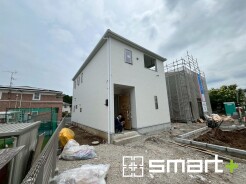 ～白いオシャレな外観～
・シンプルで飽きの来ないホワイトカラーの外観は清潔感ある印象のお住まいになりますね。
・夜でも目立ちやすく、夏場は熱の吸収を防いでくれます。
