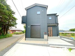 ～シックな色彩の外観を採用～
・外壁に濃い色を採用する事でモダンな印象のシックな外観となっております。
・高級感も出るので毎日家に帰るのが誇らしくなります。ぜひ現地でご確認くださいませ。
