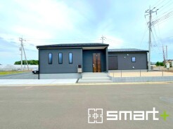 ～シックな色彩の外観を採用～
・外壁に濃い色を採用する事でモダンな印象のシックな外観となっております。
・高級感も出るので毎日家に帰るのが誇らしくなります。ぜひ現地でご確認くださいませ。
