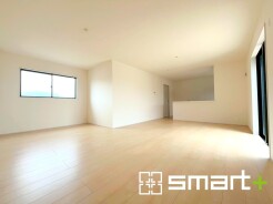 ～余裕の空間が広がるＬＤＫ～
・２３.５帖あるＬＤＫはご家族団らんのお時間を余裕の広さで演出してくれます。
・ご内覧の際は家具の配置などもイメージしながらご覧くださいませ。
