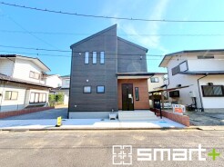 ～モダンな印象の外観～
・木目調の外壁アクセントは幅広いテイストにマッチし、住まいに温かみや高級感を与えてくれる人気のデザインです。
・黒色の重厚感ある外観に木目調の素材でアクセント+柔らかさを演出。
