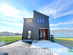 ～シックな色彩の外観を採用～
・外壁に濃い色を採用する事でモダンな印象のシックな外観となっております。
・高級感も出るので毎日家に帰るのが誇らしくなります。ぜひ現地でご確認くださいませ。
