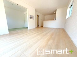 ～家族団らんにピッタリのＬＤＫ～
・日当り良好のＬＤＫは隣接する５帖和室を開放すると２１帖の広々とした空間になります。
・家事をしながらご家族との会話が楽しめる人気のカウンターキッチンも魅力です。
