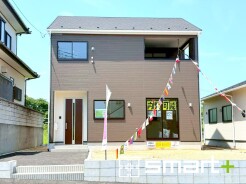 ～シックな色彩の外観を採用～
・外壁に濃い色を採用する事でモダンな印象のシックな外観となっております。
・高級感も出るので毎日家に帰るのが誇らしくなります。ぜひ現地でご確認くださいませ。
