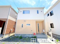 ～明るさを感じる外観～
・外壁は２トーンカラーを採用し、デザイン性に優れた見た目となっております。
・帰宅した際にホッと感じるような飽きのこない外観。ぜひ現地でご確認くださいませ。

