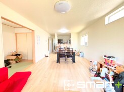 ～余裕の空間が広がるＬＤＫ～
・19帖あるＬＤＫはご家族団らんのお時間を余裕の広さで演出してくれます。
・ご内覧の際は家具の配置などもイメージしながらご覧くださいませ。
