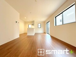 ～穏やかな陽の入るＬＤＫ～
・大きな窓のあるＬＤＫは陽当りも良好で明るい空間となっております。
・ご家族団らんなど過ごす時間の多いＬＤＫが明るいのは嬉しいポイントですね。