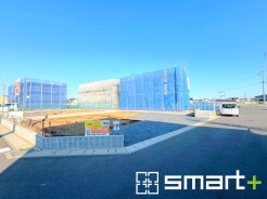 ～開放感ある角地のお住まい～
・２方向が空く事で開放感のある角地に位置しております。
・窮屈な感じが無く、ゆったりと暮らせるこの魅力をぜひ現地でご体感くださいませ。
(１号棟)