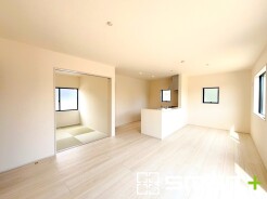 ～家族団らんにピッタリのＬＤＫ～
・日当り良好のＬＤＫは隣接する和室を開放すると２０.５帖の広々とした空間になります。
・家事をしながらご家族との会話が楽しめる人気のカウンターキッチンも魅力です。
(１号棟)