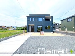 ～シックな色彩の外観を採用～
・外壁に濃い色を採用する事でモダンな印象のシックな外観となっております。
・高級感も出るので毎日家に帰るのが誇らしくなります。ぜひ現地でご確認くださいませ。
(１号棟)