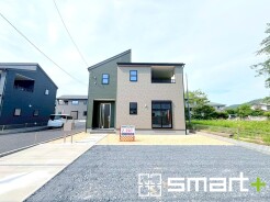 ～モダンな印象の外観～
・木目調をアクセントにしたことで温かみのある落ち着いた印象の外観。
・環境にも馴染みやすく、汚れもあまり目立たない色味ののツートンカラーがオシャレですね。