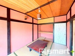 ～「和みの部屋」和室をご用意～
・ゴロンと寝転がったり、お子様のいるご家庭ではお子様を寝かしつけたり、などご活用いただける和室をご用意。
・やはり畳の香りは心が落ち着きますね。
