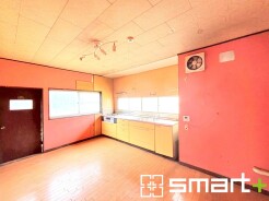 ～広々キッチンスペース～
・キッチンスペースは余裕のある広さとなっており、キッチン内のでのすれ違いも楽々。
・お料理や洗い物がしやすい設計となっております。
