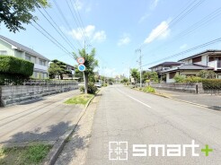 ～十分な広さのある前面道路～
・前面道路は約10ｍございますので、お車でのすれ違いも楽々で余計なストレスがかかりません。
・日々お車での移動が多い方には大切なポイントですね。

