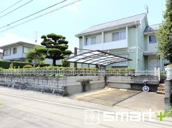 ～閑静な住宅街の立地～
・周辺は閑静な住宅街となっておりますので、静かな暮らしをご実現いただけます。
・前面道路の交通量も多くないので、小さなお子様がいるご家庭でもご安心ですね。
