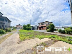 ～閑静な住宅街の立地～
・周辺は閑静な住宅街となっておりますので、静かな暮らしをご実現いただけます。
・前面道路の交通量も多くないので、小さなお子様がいるご家庭でもご安心ですね。
