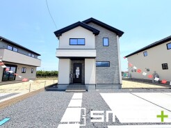 ～シックな色彩の外観を採用～
・外壁に濃い色を採用する事でモダンな印象のシックな外観となっております。
・高級感も出るので毎日家に帰るのが誇らしくなります。ぜひ現地でご確認くださいませ。
