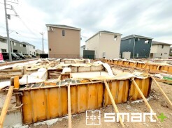～ベタ基礎でしっかりとした土台～
・コンクリートの中に鉄筋を配し強度を高めた「ベタ基礎」を採用。
・しっかりとした土台を造ったうえで、その上に建物が築造されていきます。
(14号棟)