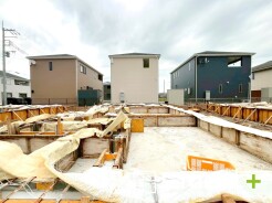 ～ベタ基礎でしっかりとした土台～
・コンクリートの中に鉄筋を配し強度を高めた「ベタ基礎」を採用。
・しっかりとした土台を造ったうえで、その上に建物が築造されていきます。
