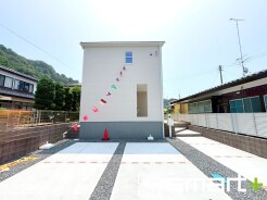 ～シンプルかつオシャレな白い外観～
・外壁をホワイトカラーにする事でクラシカルな印象の外観になりますね。
・高級感も出るので毎日家に帰るのが誇らしくなります。ぜひ現地でご確認くださいませ。

