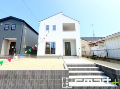 ～白いオシャレな外観～
・シンプルで飽きの来ないホワイトカラーの外観は清潔感ある印象のお住まいになりますね。
・夜でも目立ちやすく、夏場は熱の吸収を防いでくれます。
