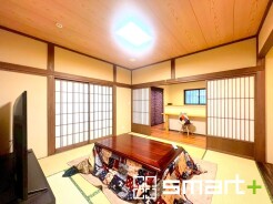 ～「和みの部屋」和室をご用意～
・ゴロンと寝転がったり、お子様のいるご家庭ではお子様を寝かしつけたり、などご活用いただける和室をご用意。
・やはり畳の香りは心が落ち着きますね。
