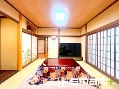 ～「和みの部屋」和室をご用意～
・ゴロンと寝転がったり、お子様のいるご家庭ではお子様を寝かしつけたり、などご活用いただける和室をご用意。
・やはり畳の香りは心が落ち着きますね。
