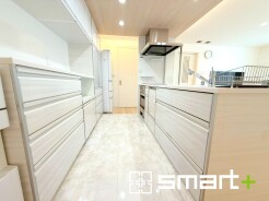 ～使い勝手の良いシステムキッチン～
・料理がしやすい設計のキッチンでお料理もはかどりますね。
・もちろんキッチン下部は収納になっておりますので、フライパンなども収納可能です。
