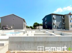 ～閑静な住宅街の立地～
・周辺は閑静な住宅街となっておりますので、静かな暮らしをご実現いただけます。
・前面道路の交通量も多くないので、小さなお子様がいるご家庭でもご安心ですね。
