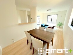 ～ナチュラルな色彩のＬＤＫ～
・自然な風合いの色味で纏められたＬＤＫは家具のコーディネートもしやすくなっております。
・どんなインテリアにするか、考えるだけでも楽しくなりますね。
