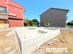 ～閑静な住宅街の立地～
・周辺は閑静な住宅街となっておりますので、静かな暮らしをご実現いただけます。
・前面道路の交通量も多くないので、小さなお子様がいるご家庭でもご安心ですね。
