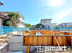 ～閑静な住宅街の立地～
・周辺は閑静な住宅街となっておりますので、静かな暮らしをご実現いただけます。
・前面道路の交通量も多くないので、小さなお子様がいるご家庭でもご安心ですね。
